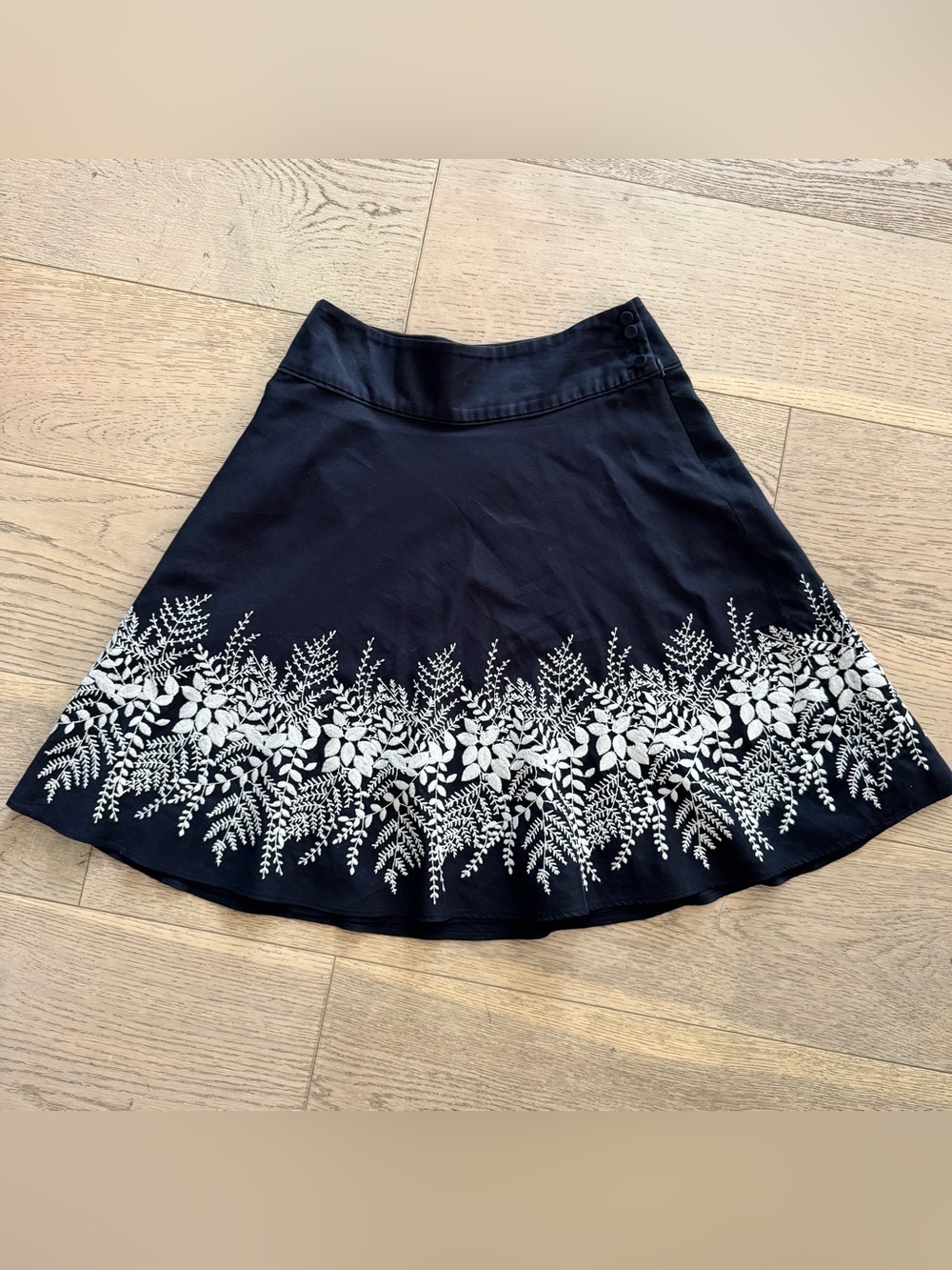 Ann Taylor A-Line Skirt with White Botanical Embroidery - size O Petite